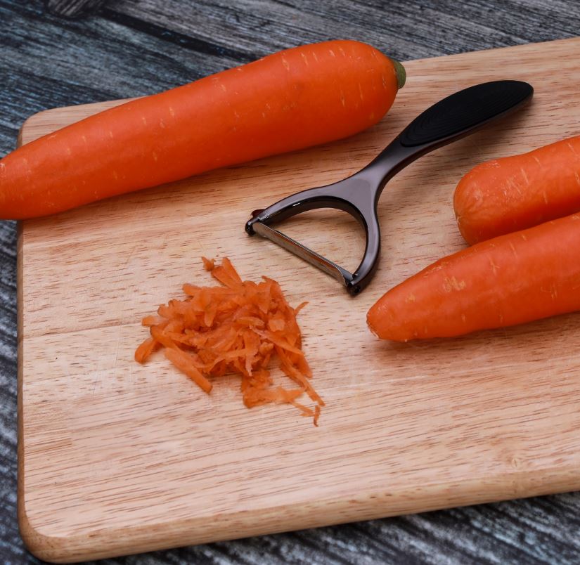 مقشرة خضراوات مثلثة مصنوعة من سبائك الزنك