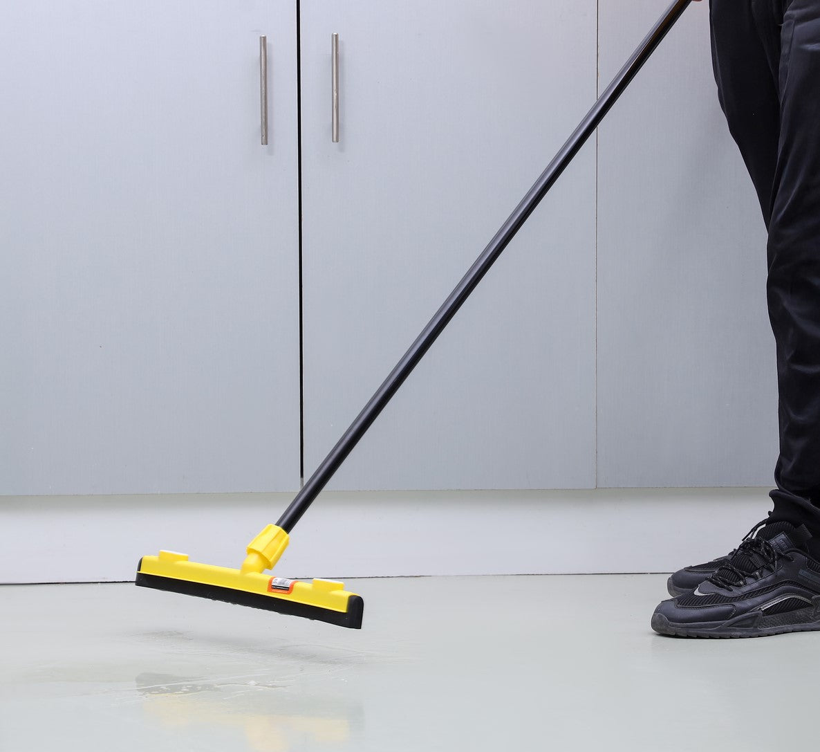 ممسحة أرضية بمقبض طويل